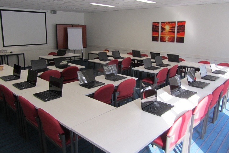 Groot computerlokaal in Utrecht met een laptop op elke werkplek