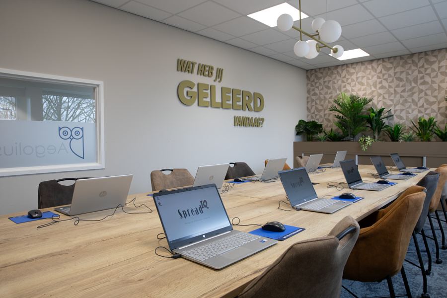 Computerlokaal van SpreadIQ in Leek