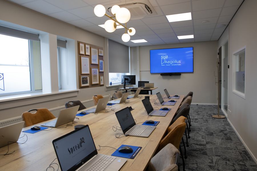 Modern ingericht computerlokaal in Leek