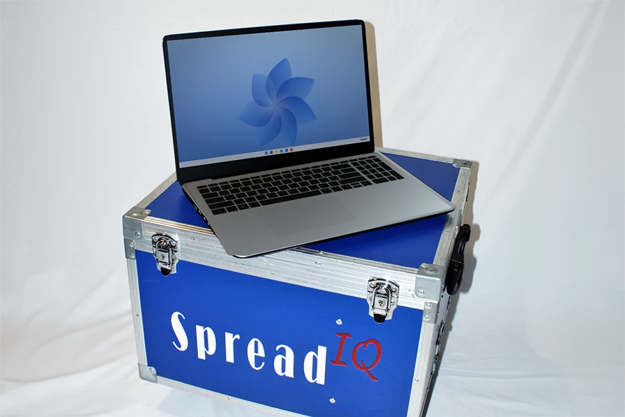 Laptop met Windows 11 op een blauwe SpreadIQ-koffer