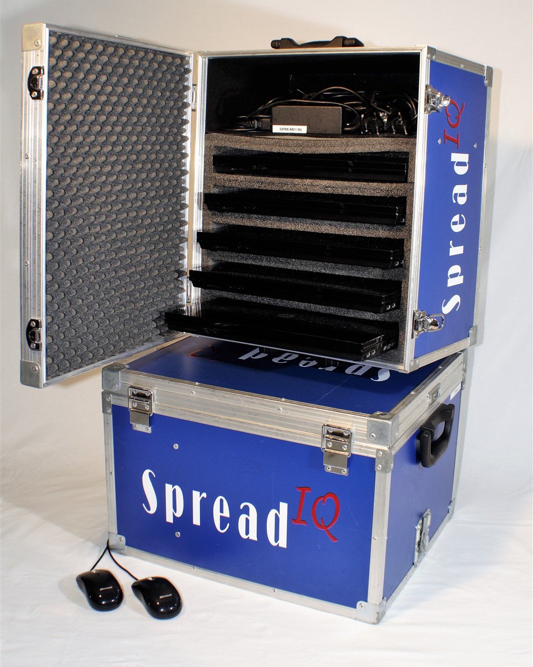 Geopende SpreadIQ-transportkoffer met een rek vol laptops