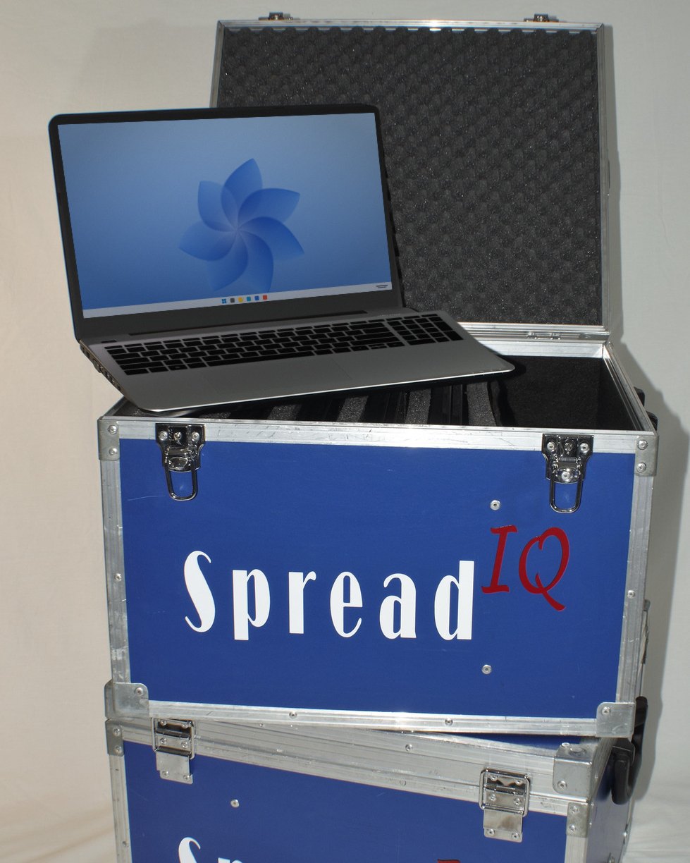 Geopende SpreadIQ-transportkoffer met een laptop erop